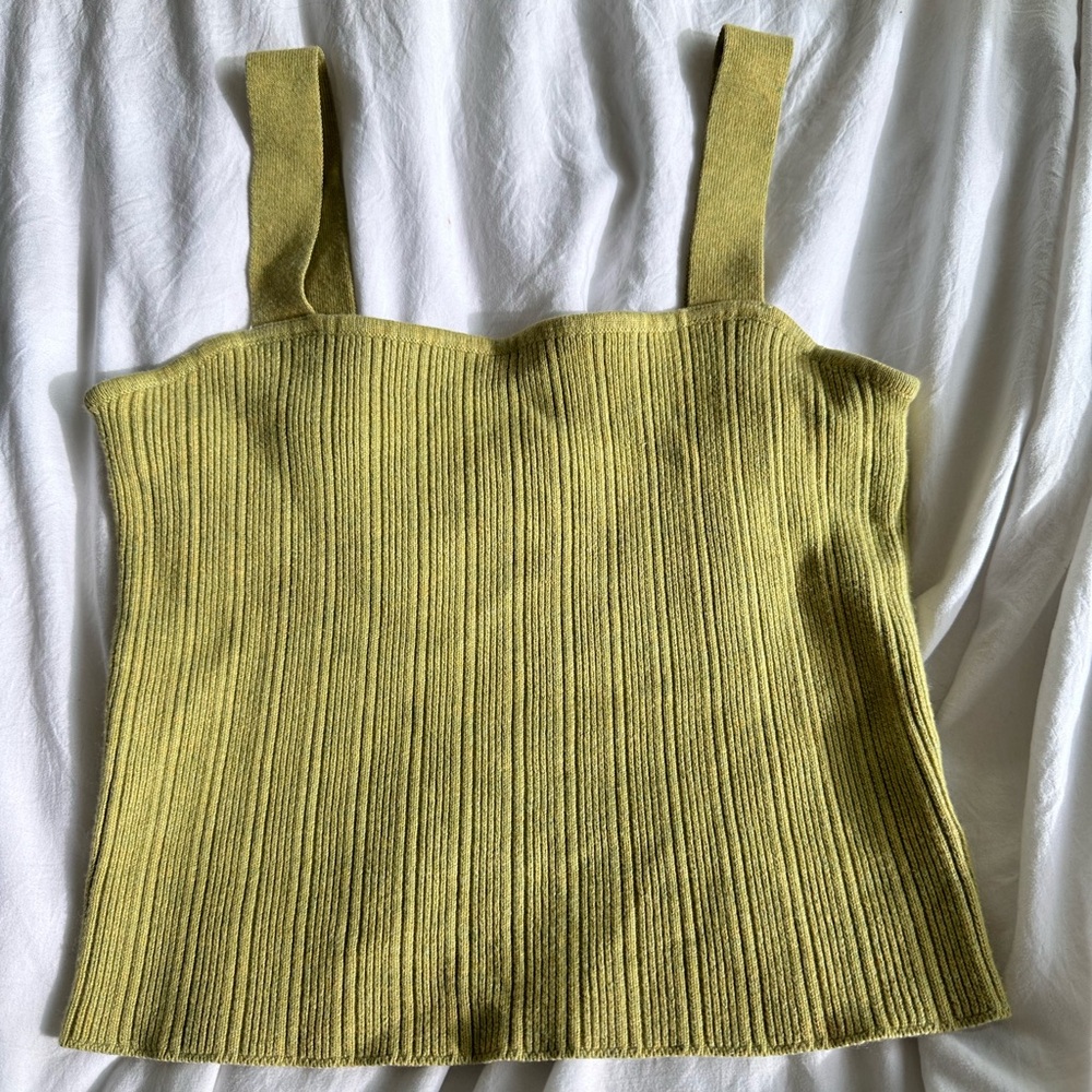 Green crop top , sizing is L. Thick material, worn a few times.!